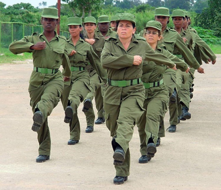 Previa del servicio militar para mujeres.
Mujeres cuadros de la juventud pasarán 6 meses de servicio militar. La previa de preparación la hicieron en la División de Tanques Antonio Maceo, Managua. La Habana, 12 de Diciembre de 2006.
Foto: Franklin Reyes/JRebelde, Cuba.