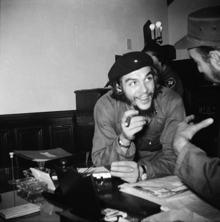 January 1959, Havana, Cuba --- Ernesto Che Guevara in Havana after Castro's rebel forces entered the capital on 1st January 1959. --- Image by © Madeleine Répond/Corbis