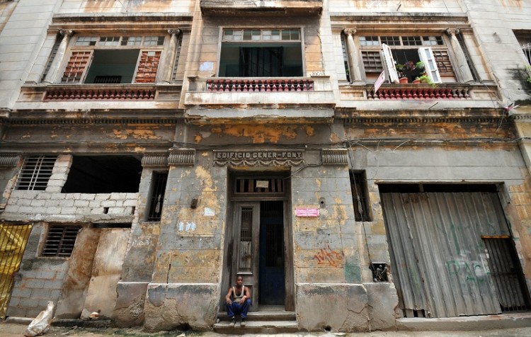 (((ACOMPAÑA CRÓNICA:CUBA-REFORMAS ))) HAB08 LA HABANA (CUBA) 09/07/11.- Un hombre permanece sentado en la puerta de un viejo edificio de apartamentos en La Habana, hoy sábado 09 de julio de 2011. Los problemas de la vivienda han sido durante décadas una 