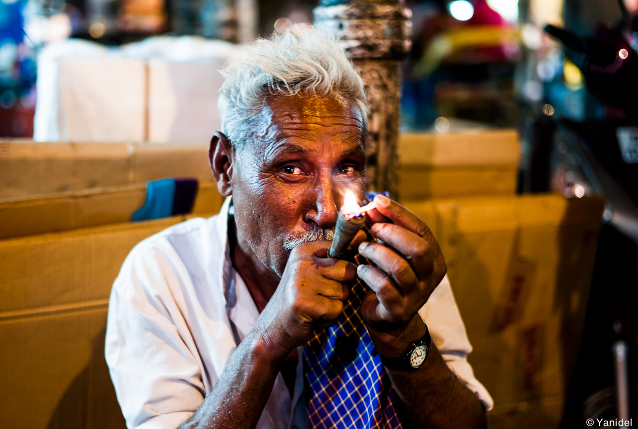 Известные кубинские. Бедный кубинец. Старый кубинец с сигарой. Кубинцы мужчины. Кубинский мужчина с сигарой.